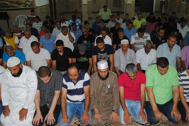  بالصور: شعائر صلاة التراويح من مسجد الرباط في مدينة الرملة 